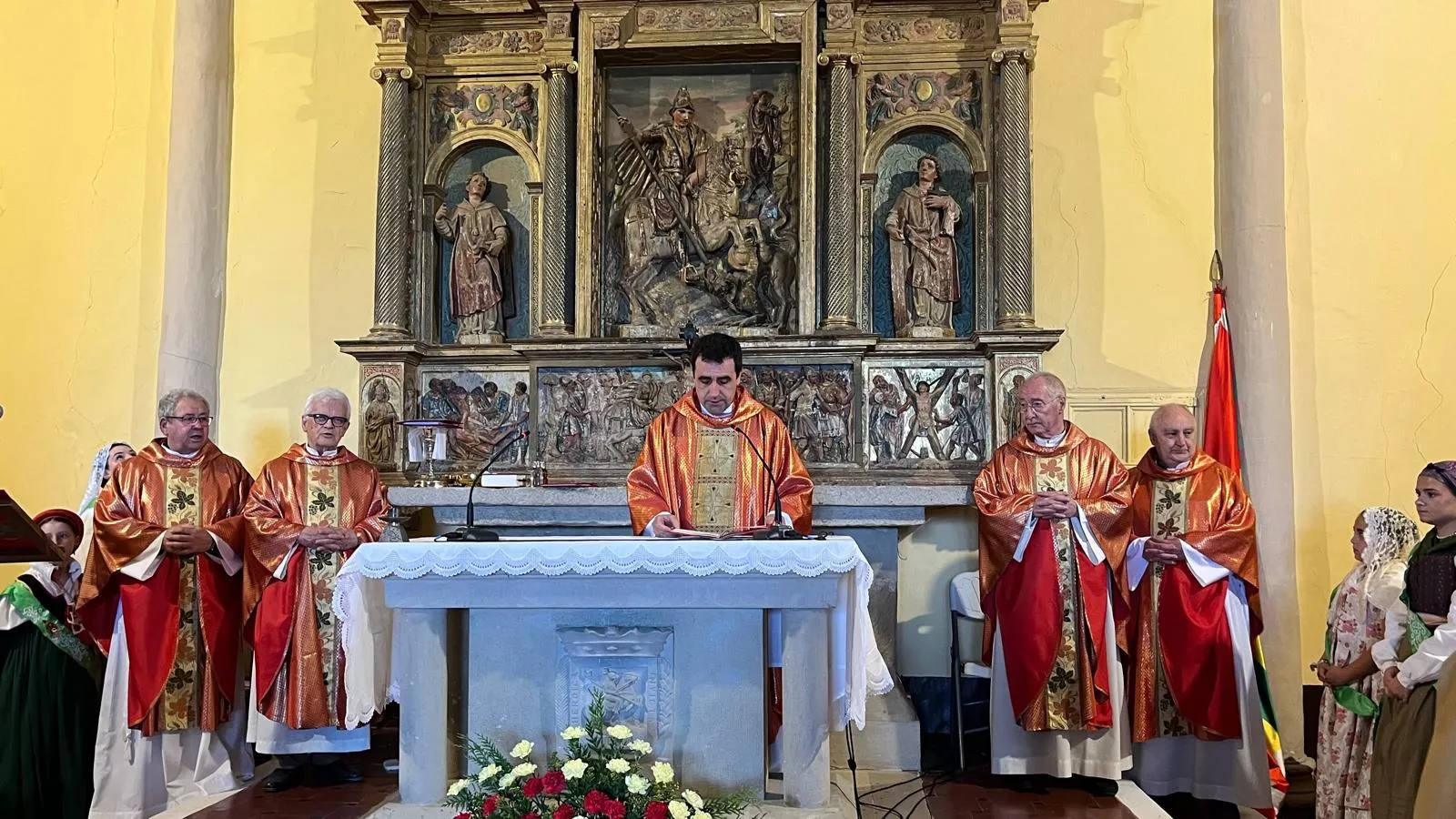 Celebración de la misa en la ermita en el Día de San Jorge. Foto Mercedes Manterola