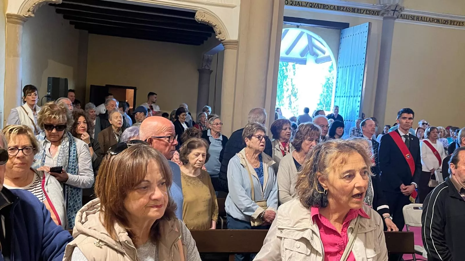 Celebración de la misa en la ermita en el Día de San Jorge. Foto Mercedes Manterola