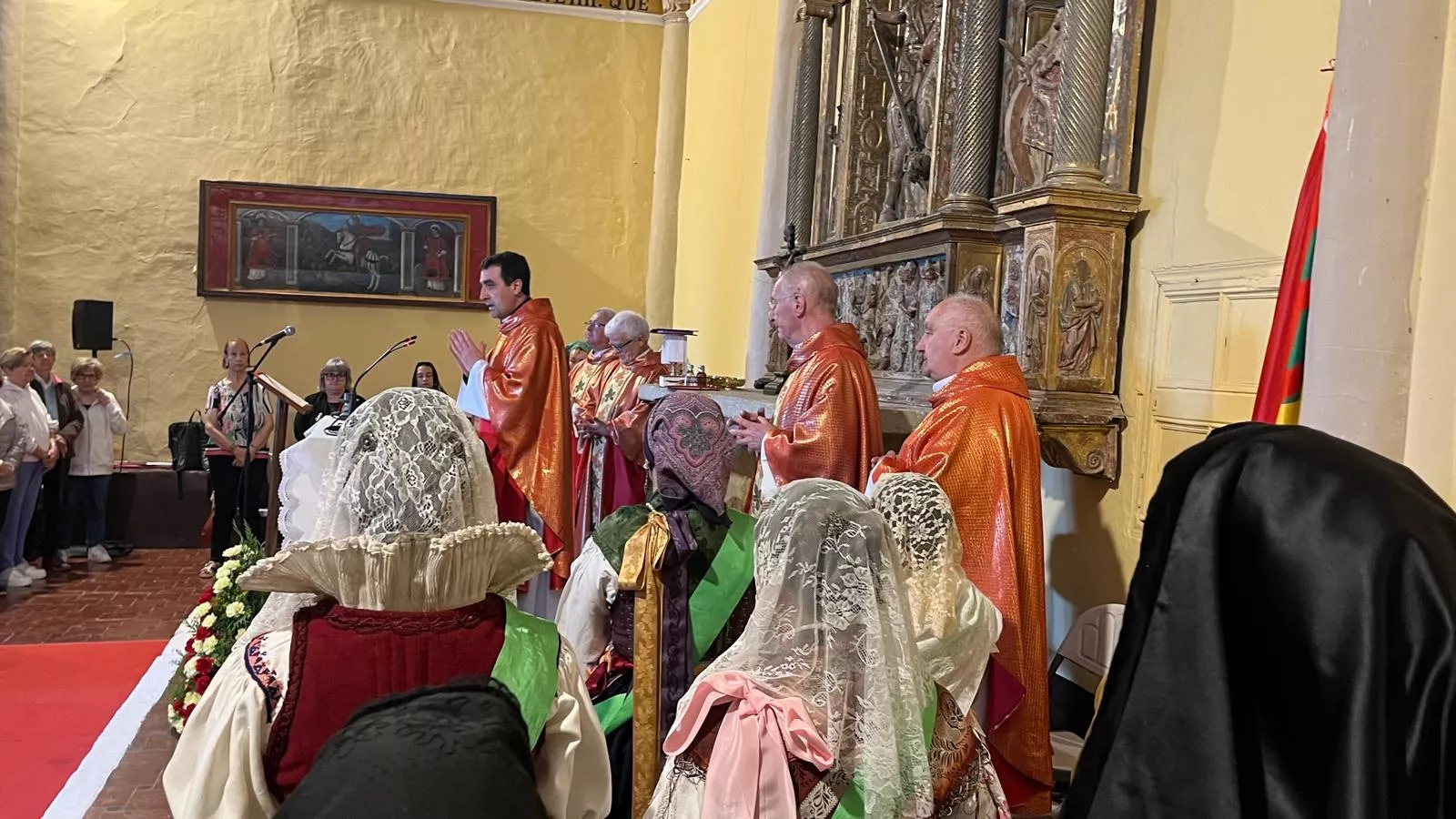 Celebración de la misa en la ermita en el Día de San Jorge. Foto Mercedes Manterola