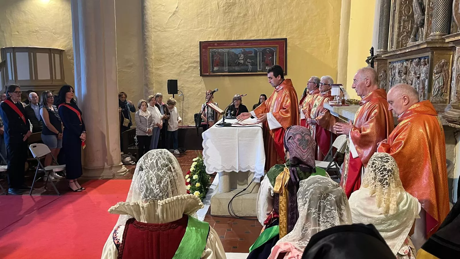 Celebración de la misa en la ermita en el Día de San Jorge. Foto Mercedes Manterola