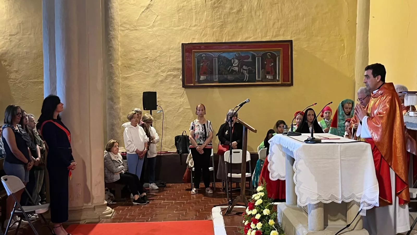 Celebración de la misa en la ermita en el Día de San Jorge. Foto Mercedes Manterola