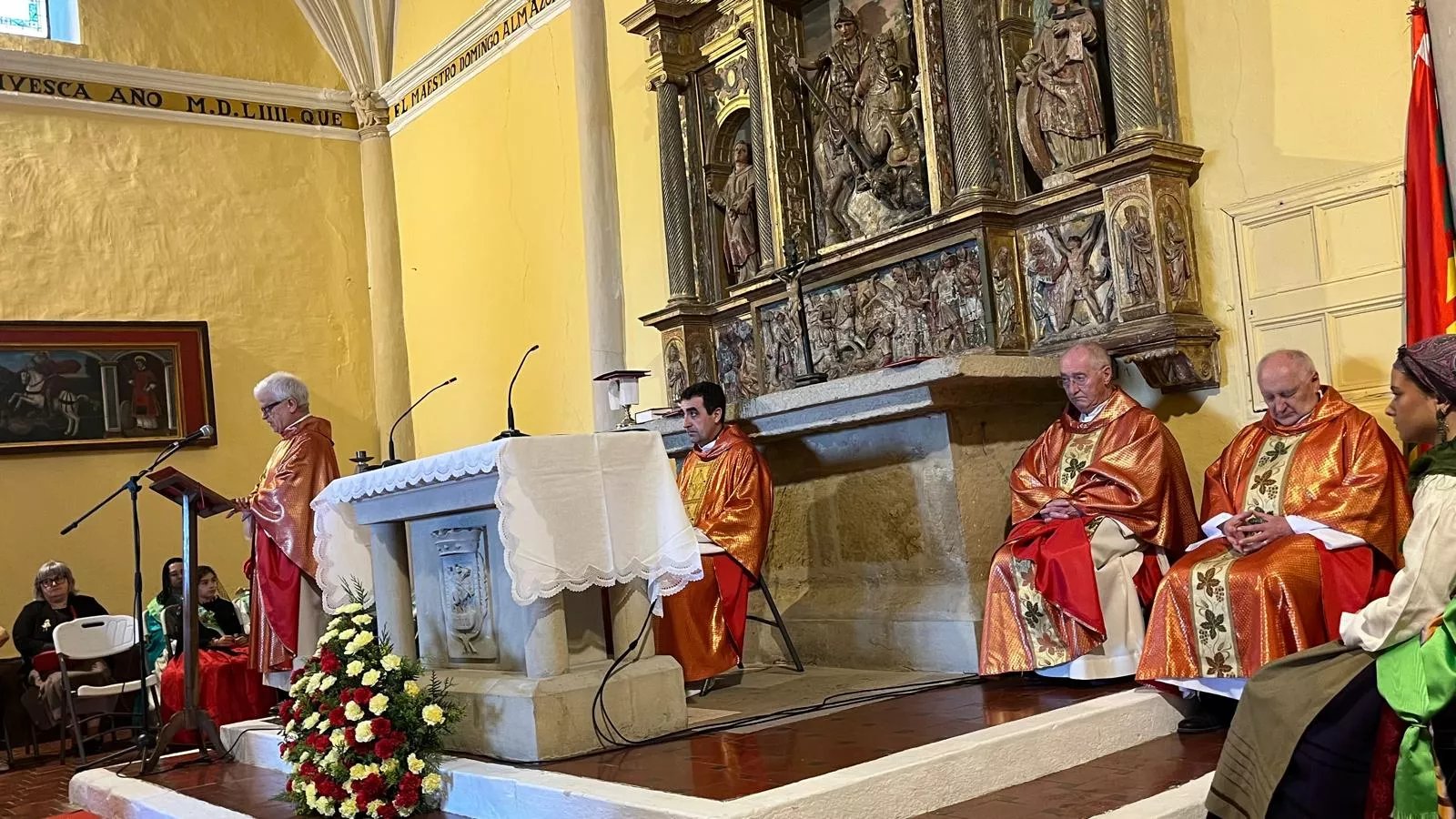Celebración de la misa en la ermita en el Día de San Jorge. Foto Mercedes Manterola