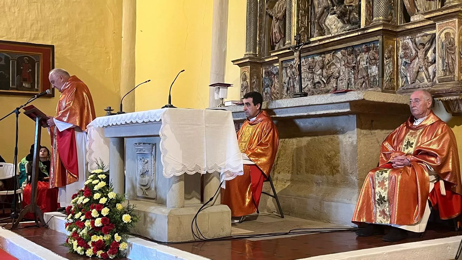 Celebración de la misa en la ermita en el Día de San Jorge. Foto Mercedes Manterola
