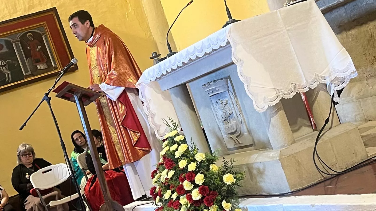 Celebración de la misa en la ermita en el Día de San Jorge. Foto Mercedes Manterola