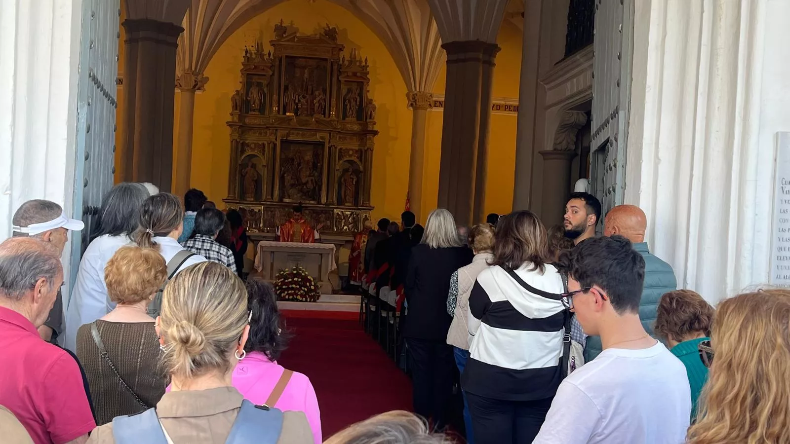 Celebración de la misa en la ermita en el Día de San Jorge. Foto Mercedes Manterola