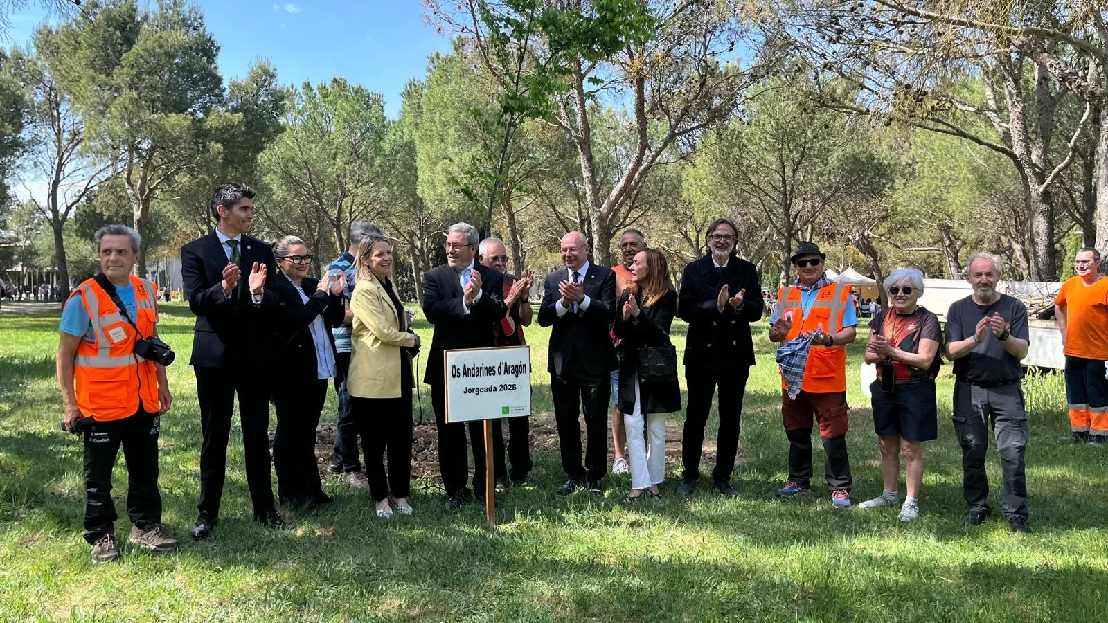Plantación de un árbol en el cerro de San Jorge en el 25 aniversario de la Jorgeada. Foto Mercedes Manterola