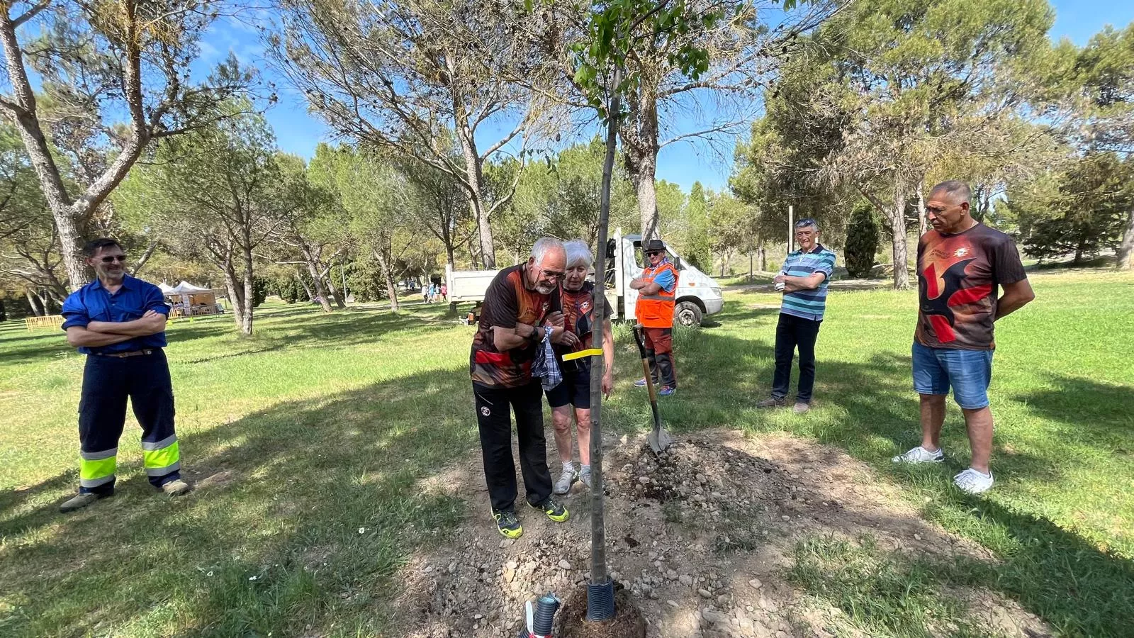 Plantación de un árbol en el cerro de San Jorge en el 25 aniversario de la Jorgeada. Foto Mercedes Manterola
