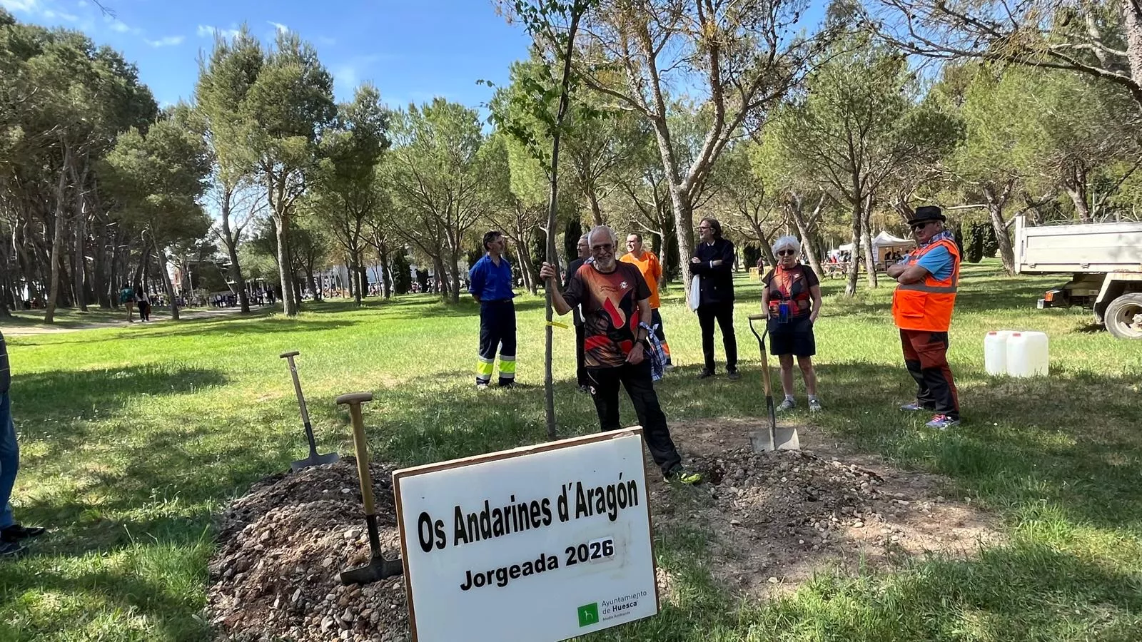 Plantación de un árbol en el cerro de San Jorge en el 25 aniversario de la Jorgeada. Foto Mercedes Manterola