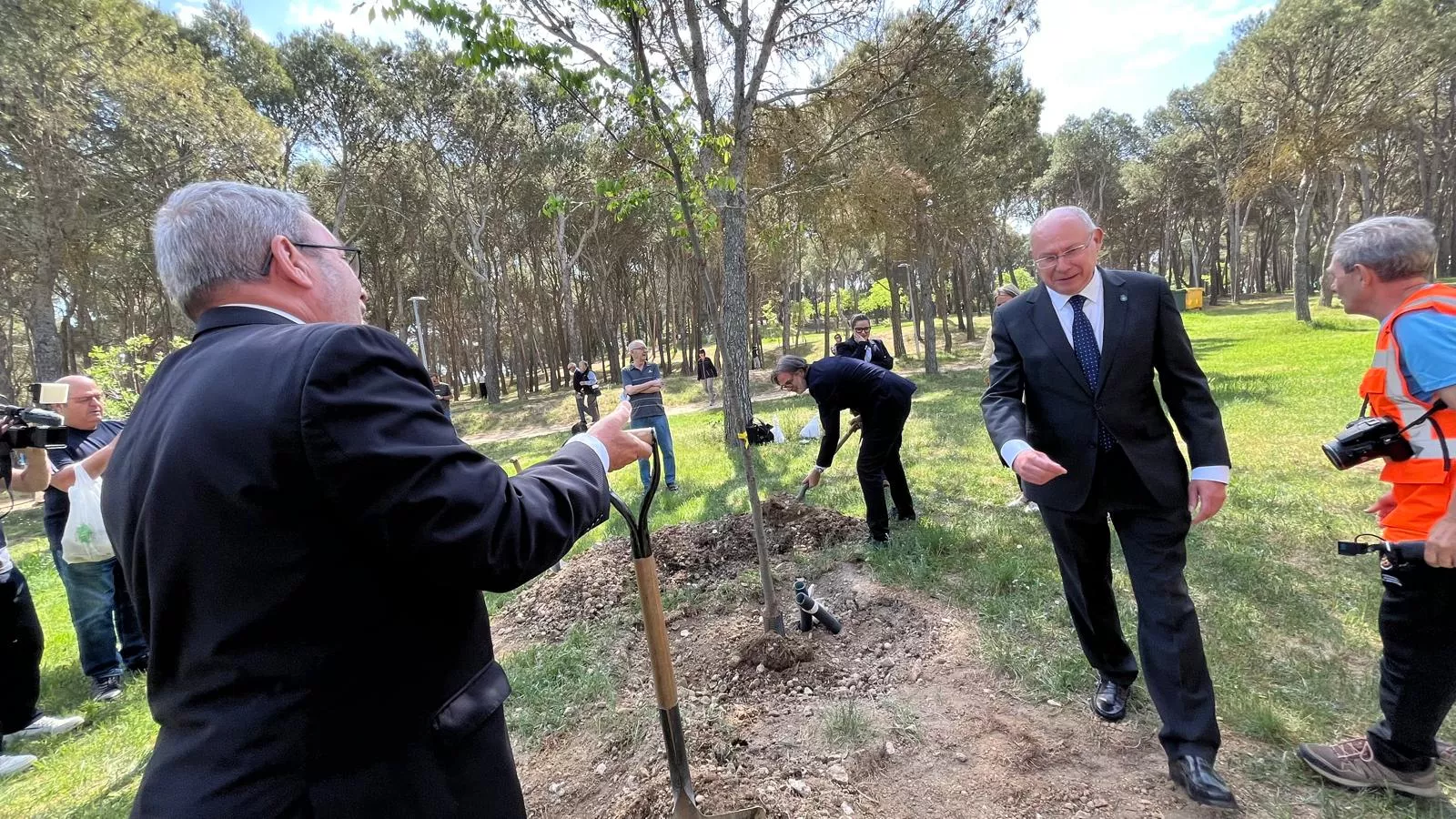 Plantación de un árbol en el cerro de San Jorge en el 25 aniversario de la Jorgeada. Foto Mercedes Manterola