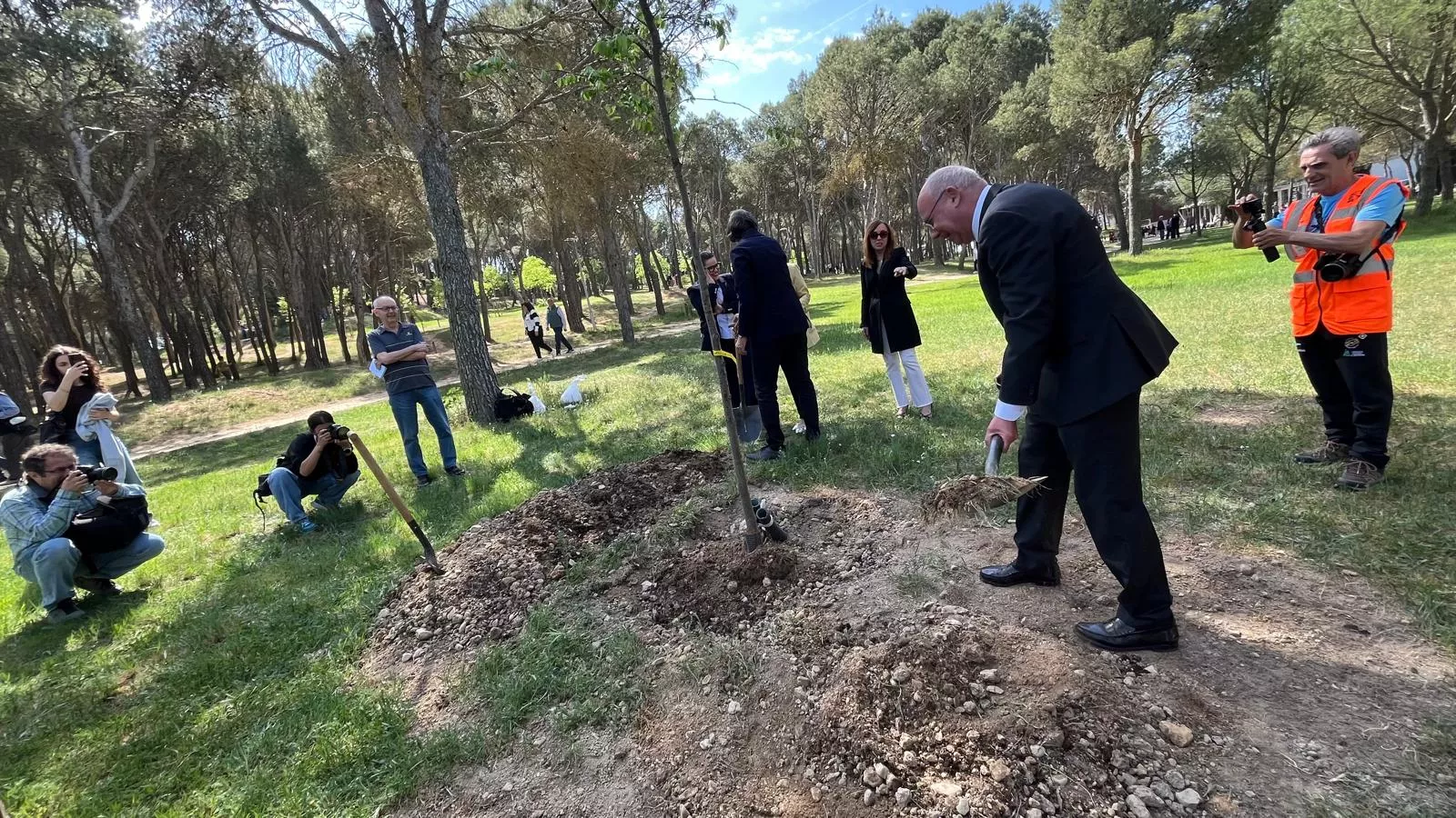Plantación de un árbol en el cerro de San Jorge en el 25 aniversario de la Jorgeada. Foto Mercedes Manterola