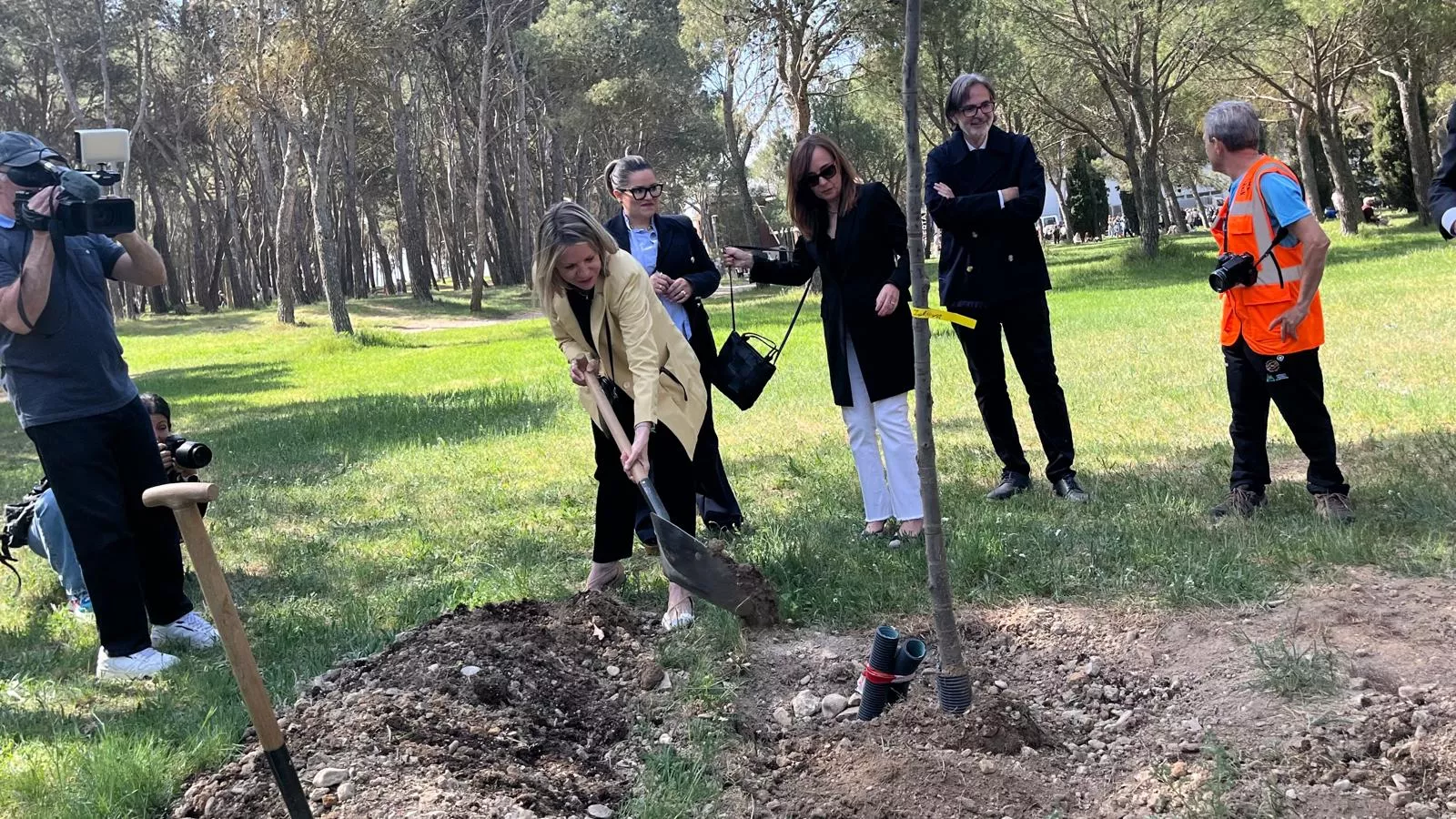 Plantación de un árbol en el cerro de San Jorge en el 25 aniversario de la Jorgeada. Foto Mercedes Manterola