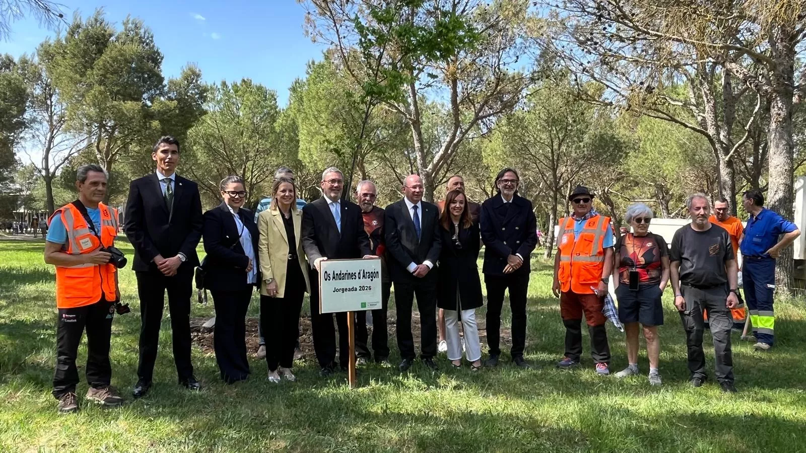 Plantación de un árbol en el cerro de San Jorge en el 25 aniversario de la Jorgeada. Foto Mercedes Manterola