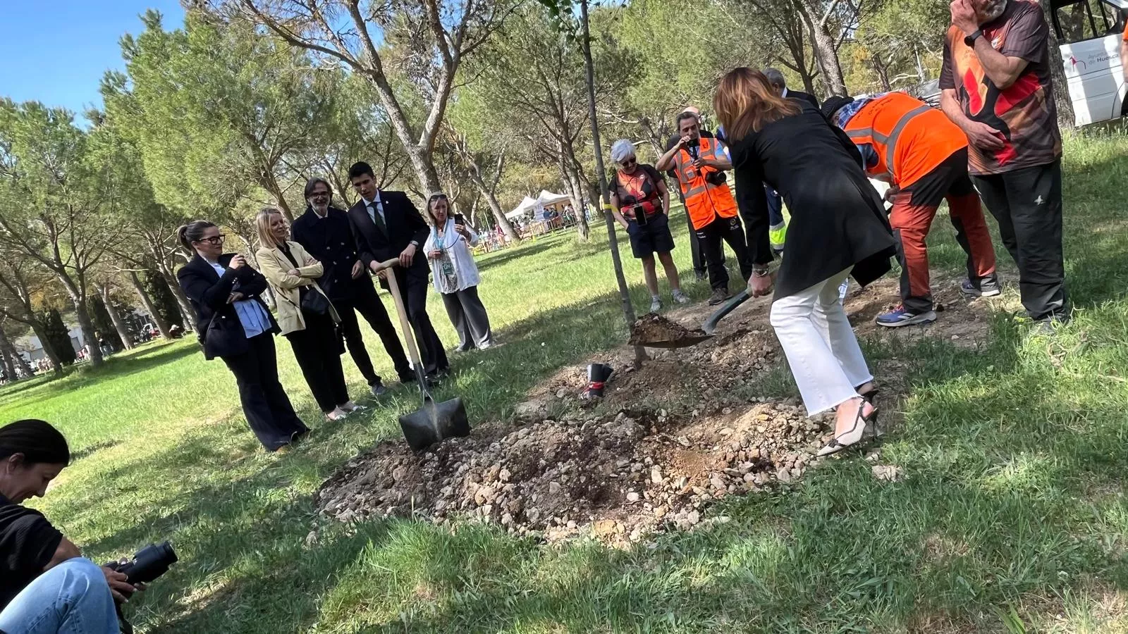 Plantación de un árbol en el cerro de San Jorge en el 25 aniversario de la Jorgeada. Foto Mercedes Manterola