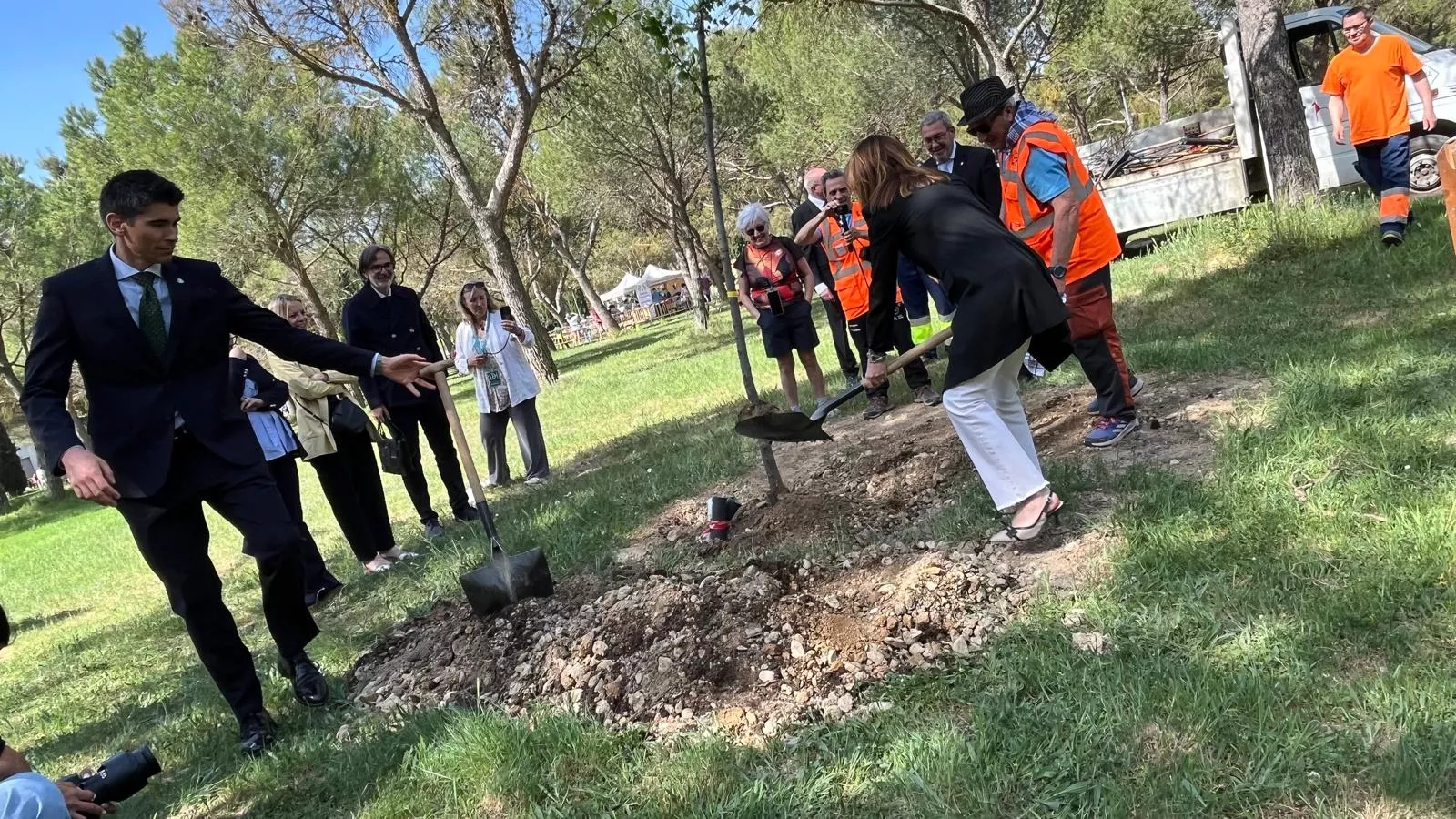 Plantación de un árbol en el cerro de San Jorge en el 25 aniversario de la Jorgeada. Foto Mercedes Manterola