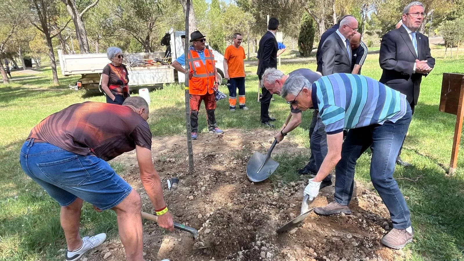 Plantación de un árbol en el cerro de San Jorge en el 25 aniversario de la Jorgeada. Foto Mercedes Manterola