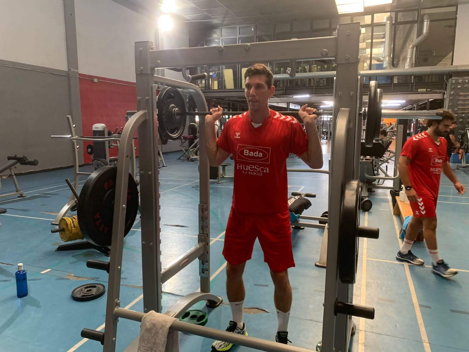 Jugadores del Bada Huesca trabajan en el gimnasio.