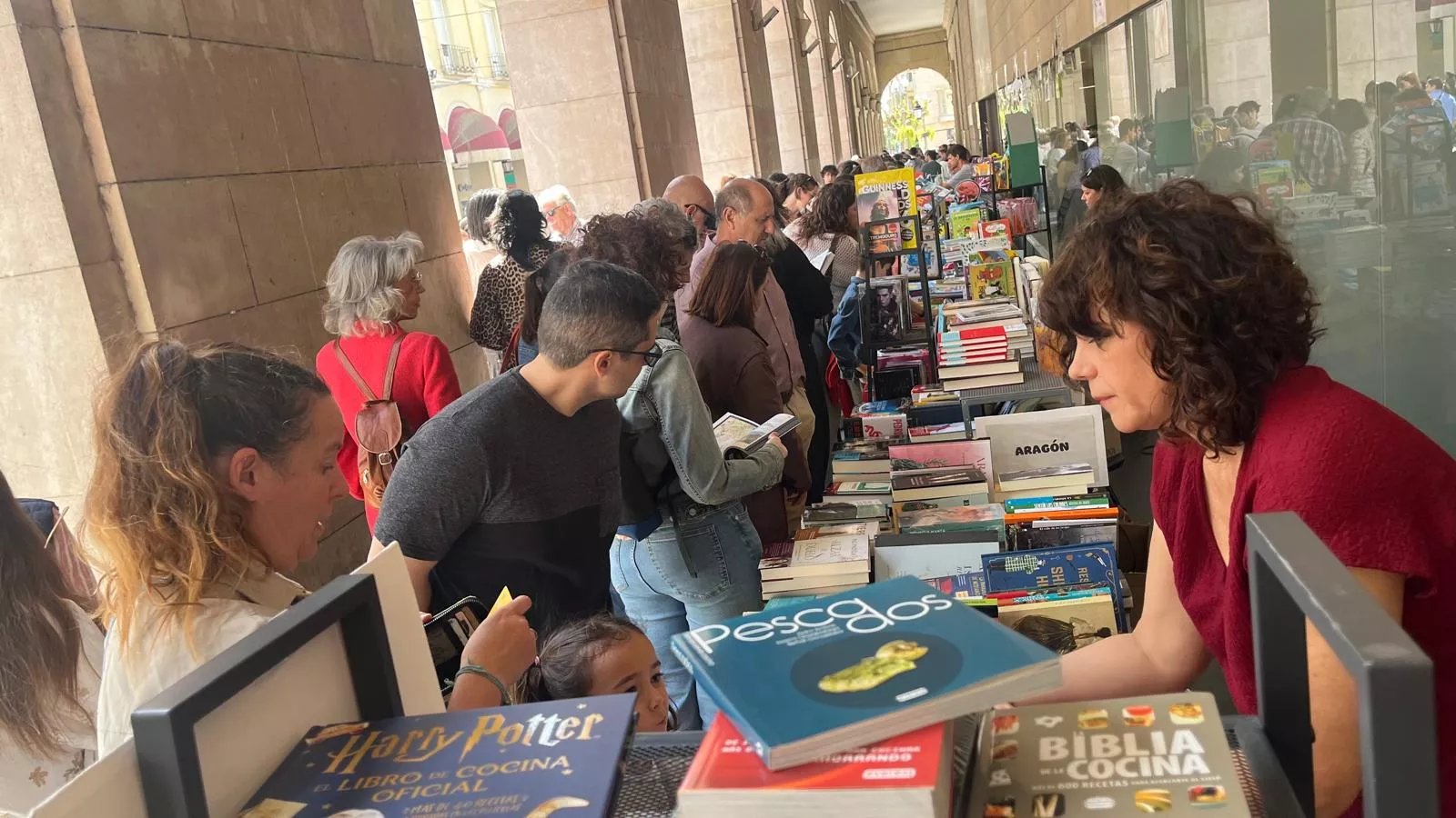 Huesca se vuelca con el Día del Libro en una mañana de gran afluencia y buenas ventas. Foto Mercedes Manterola