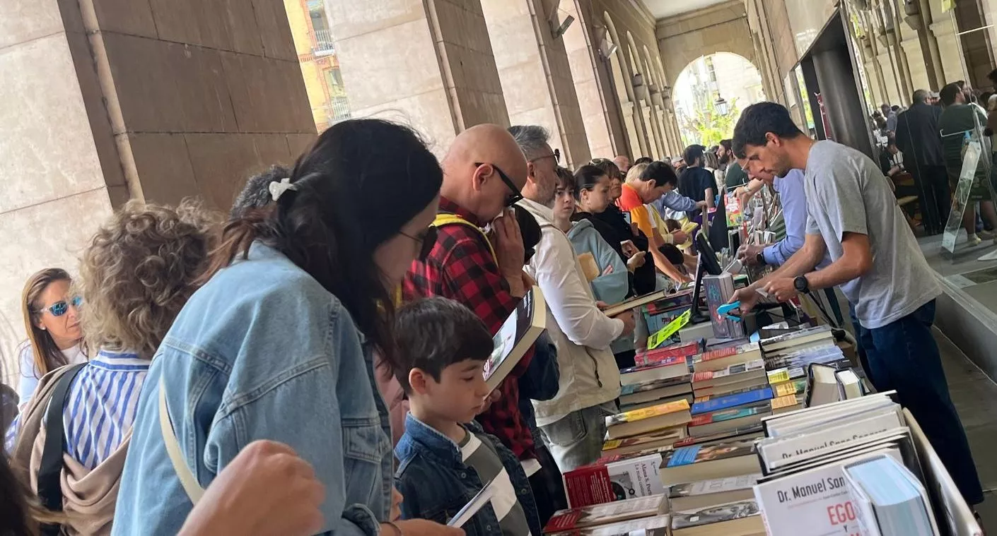 Celebración del Día del Libro en los Porches de Galicia de Huesca. Foto Mercedes Manterola