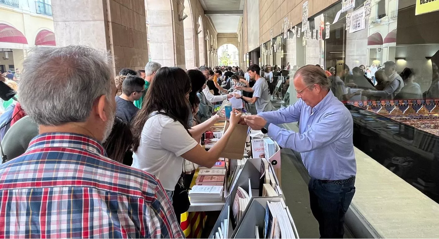 Celebración del Día del Libro en los Porches de Galicia de Huesca. Foto Mercedes Manterola