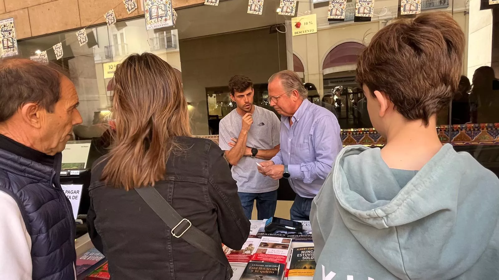 Celebración del Día del Libro en los Porches de Galicia de Huesca. Foto Mercedes Manterola