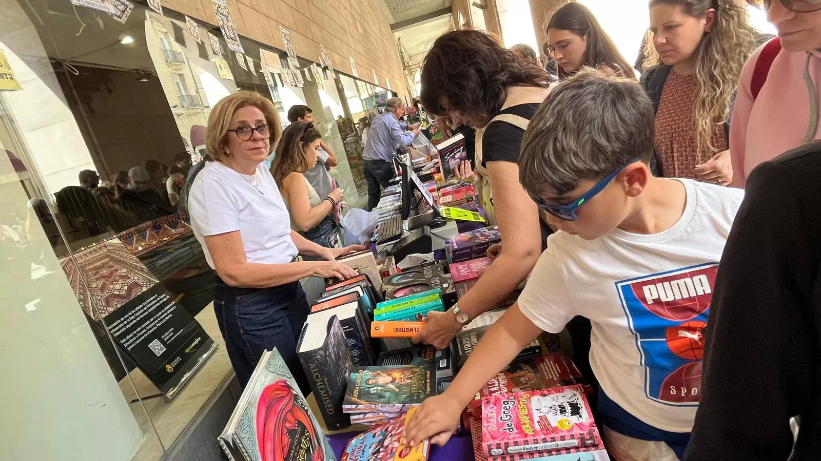 Celebración del Día del Libro en los Porches de Galicia de Huesca. Foto Mercedes Manterola