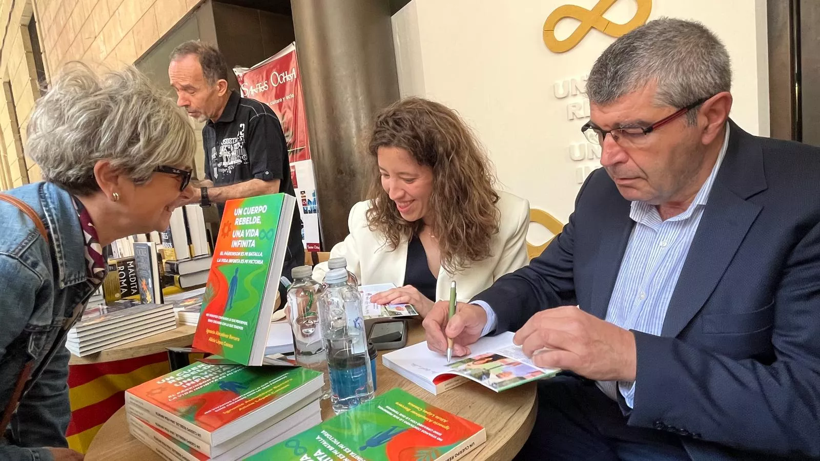 Celebración del Día del Libro en los Porches de Galicia de Huesca. Foto Mercedes Manterola