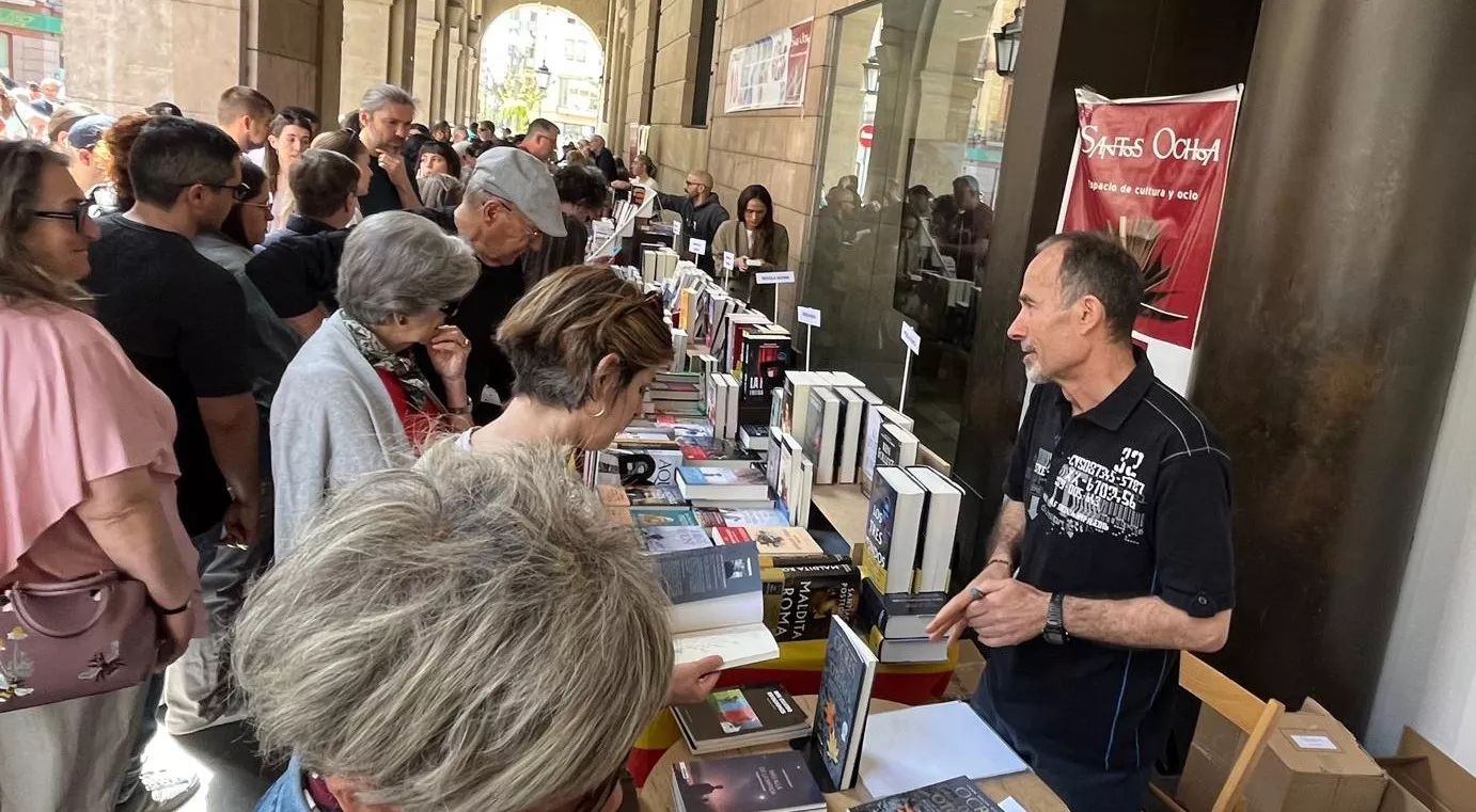 Celebración del Día del Libro en los Porches de Galicia de Huesca. Foto Mercedes Manterola