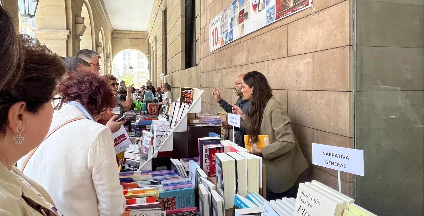 Celebración del Día del Libro en los Porches de Galicia de Huesca. Foto Mercedes Manterola