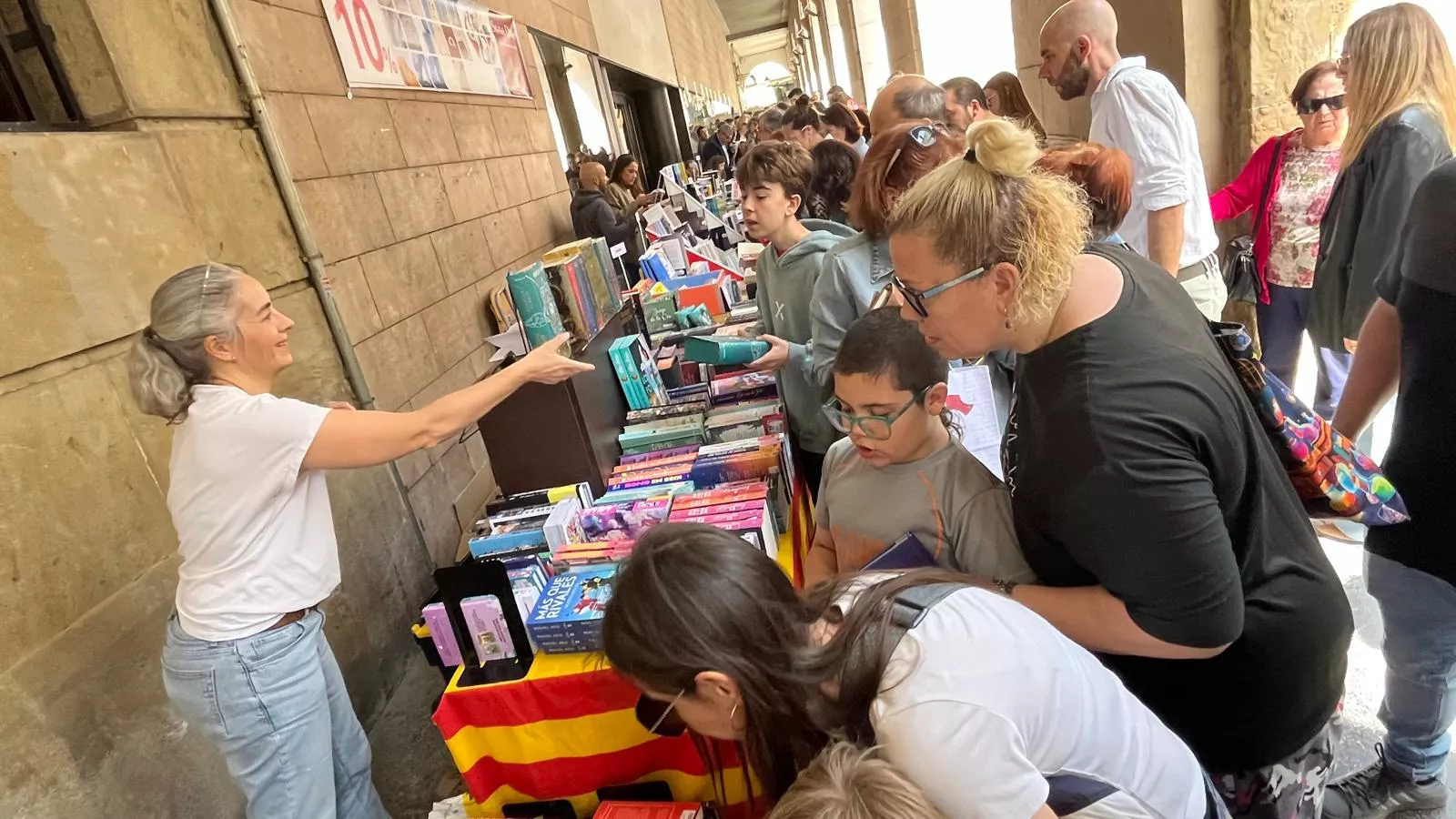 Celebración del Día del Libro en los Porches de Galicia de Huesca. Foto Mercedes Manterola