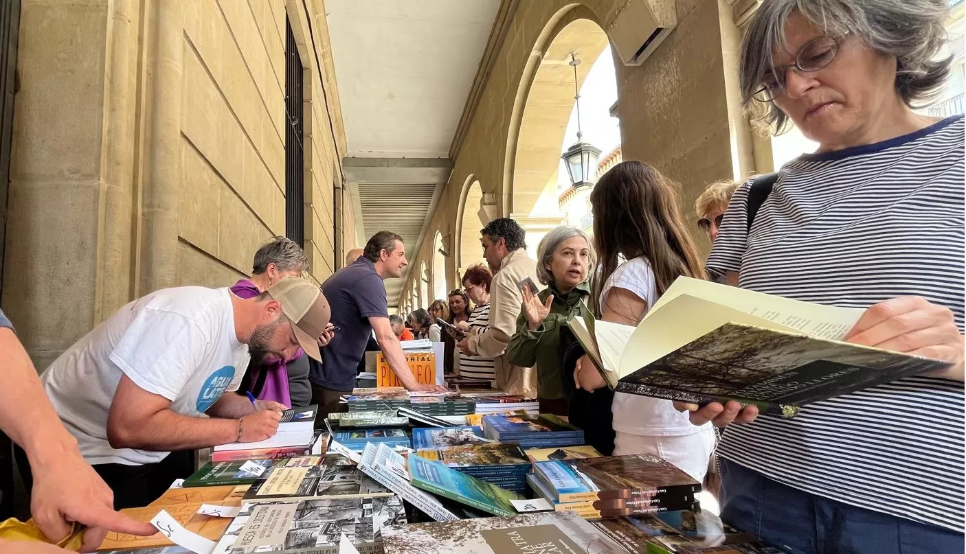 Celebración del Día del Libro en los Porches de Galicia de Huesca. Foto Mercedes Manterola