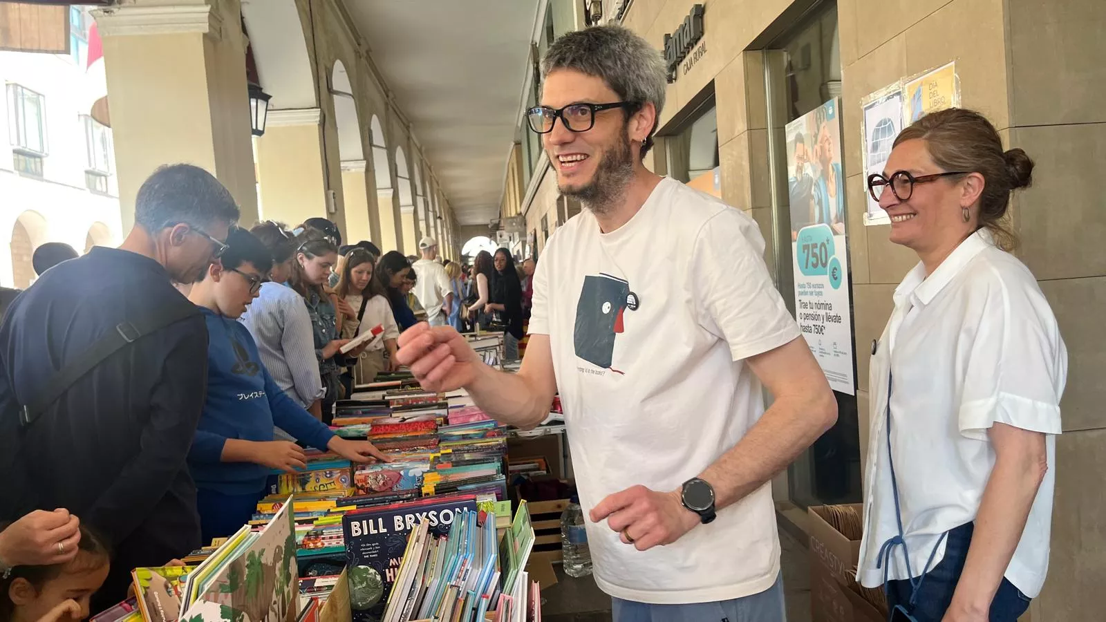 Celebración del Día del Libro en los Porches de Galicia de Huesca. Foto Mercedes Manterola