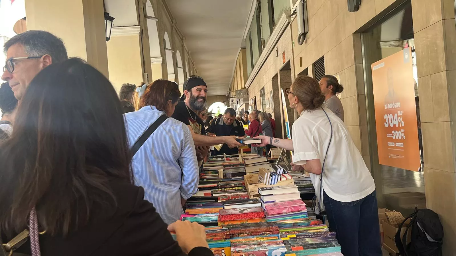 Celebración del Día del Libro en los Porches de Galicia de Huesca. Foto Mercedes Manterola