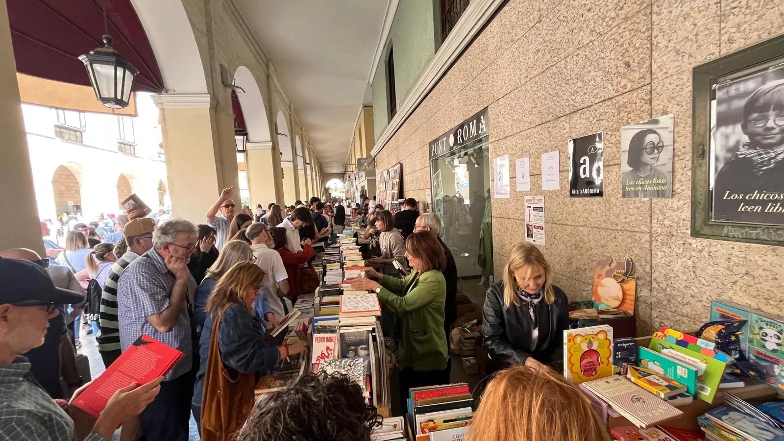 Celebración del Día del Libro en los Porches de Galicia de Huesca. Foto Mercedes Manterola