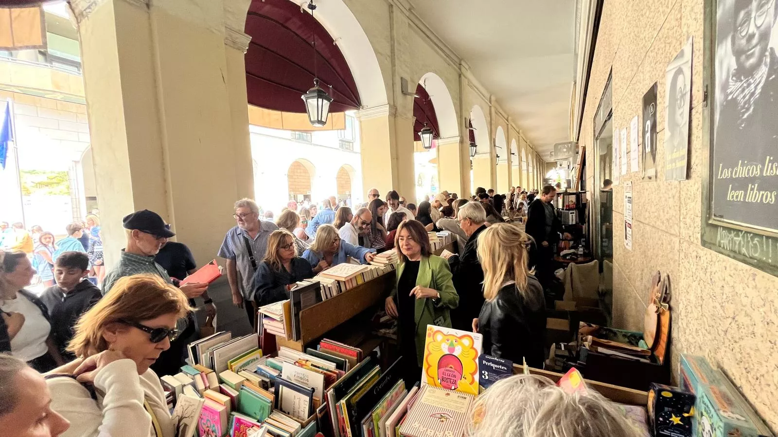 Celebración del Día del Libro en los Porches de Galicia de Huesca. Foto Mercedes Manterola