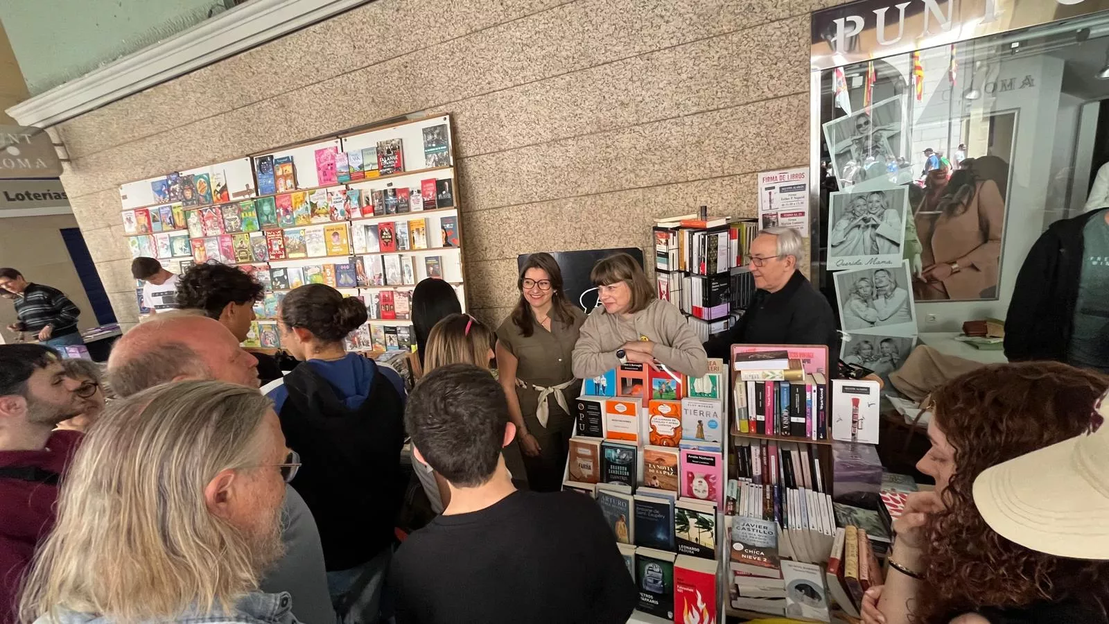 Celebración del Día del Libro en los Porches de Galicia de Huesca. Foto Mercedes Manterola