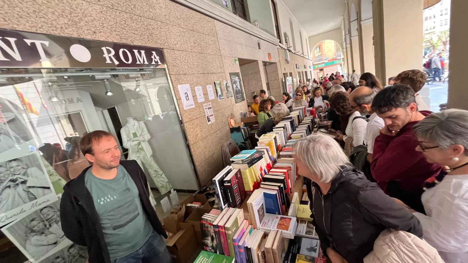 Celebración del Día del Libro en los Porches de Galicia de Huesca. Foto Mercedes Manterola