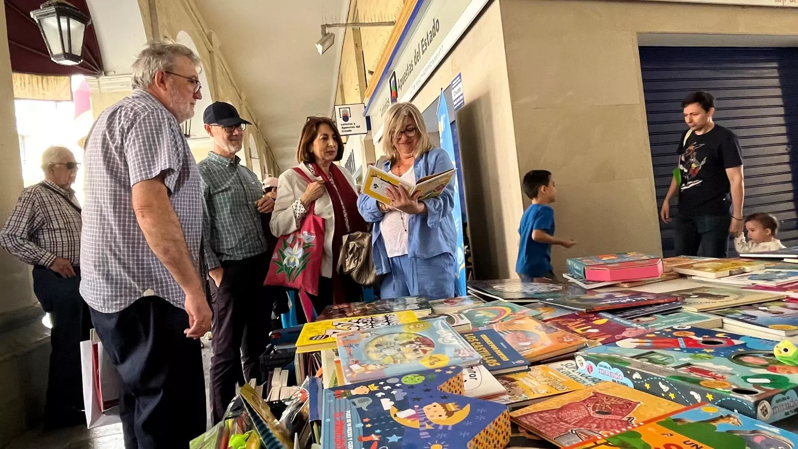 Celebración del Día del Libro en los Porches de Galicia de Huesca. Foto Mercedes Manterola