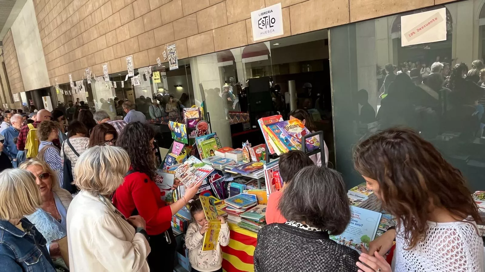 Celebración del Día del Libro en los Porches de Galicia de Huesca. Foto Mercedes Manterola