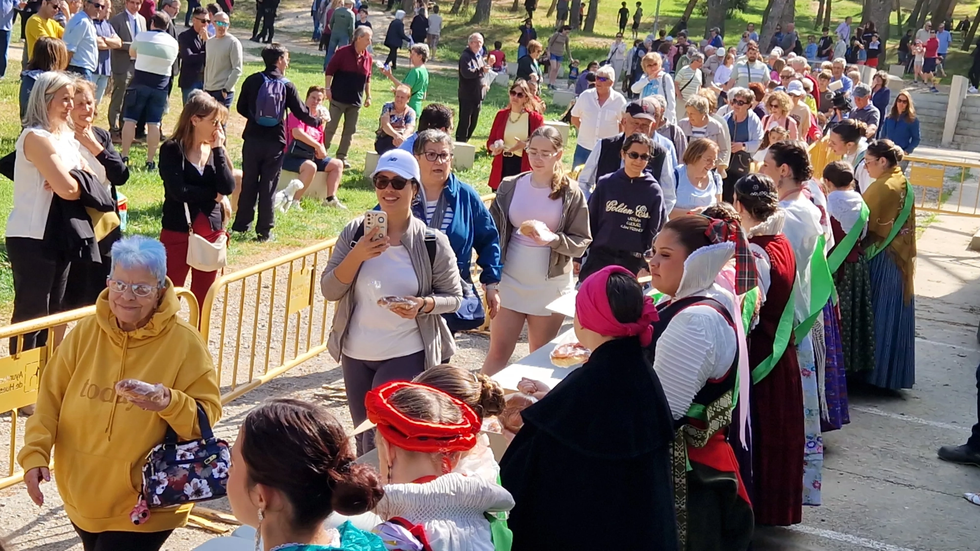 Huesca disfruta de la celebración de San Jorge al aire libre con el cerro como punto de encuentro. Foto Myriam Martínez