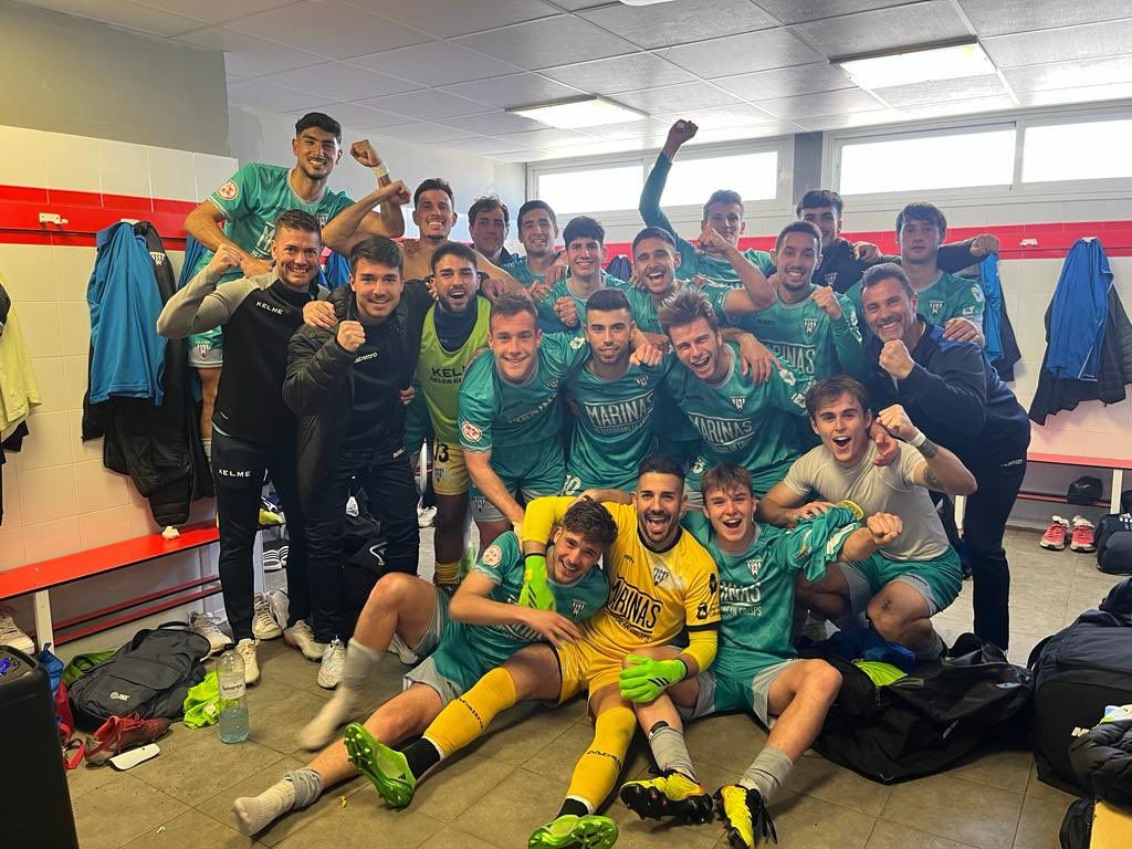 El Ejea celebra la victoria en el campo del Monzón. Foto. @SDEjeaOficial