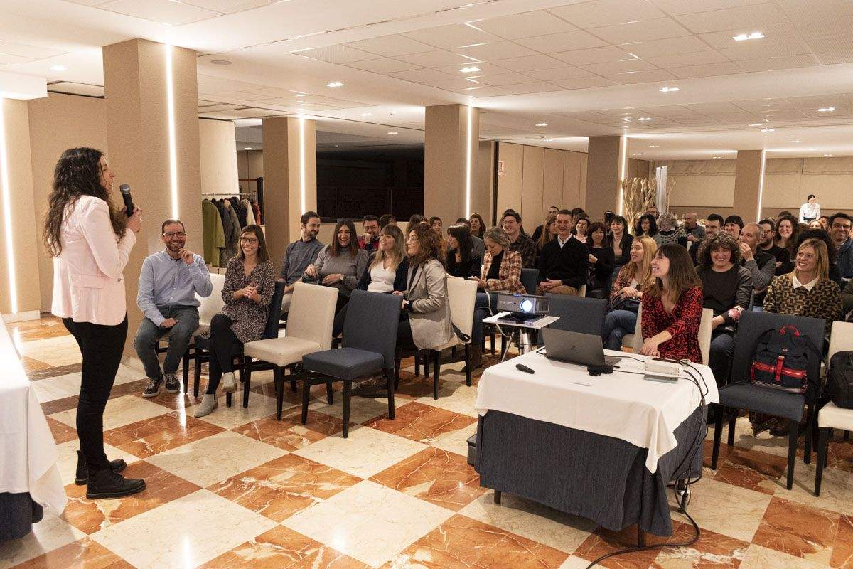 Sara Comenge en el encuentro con profesionales de Valentia