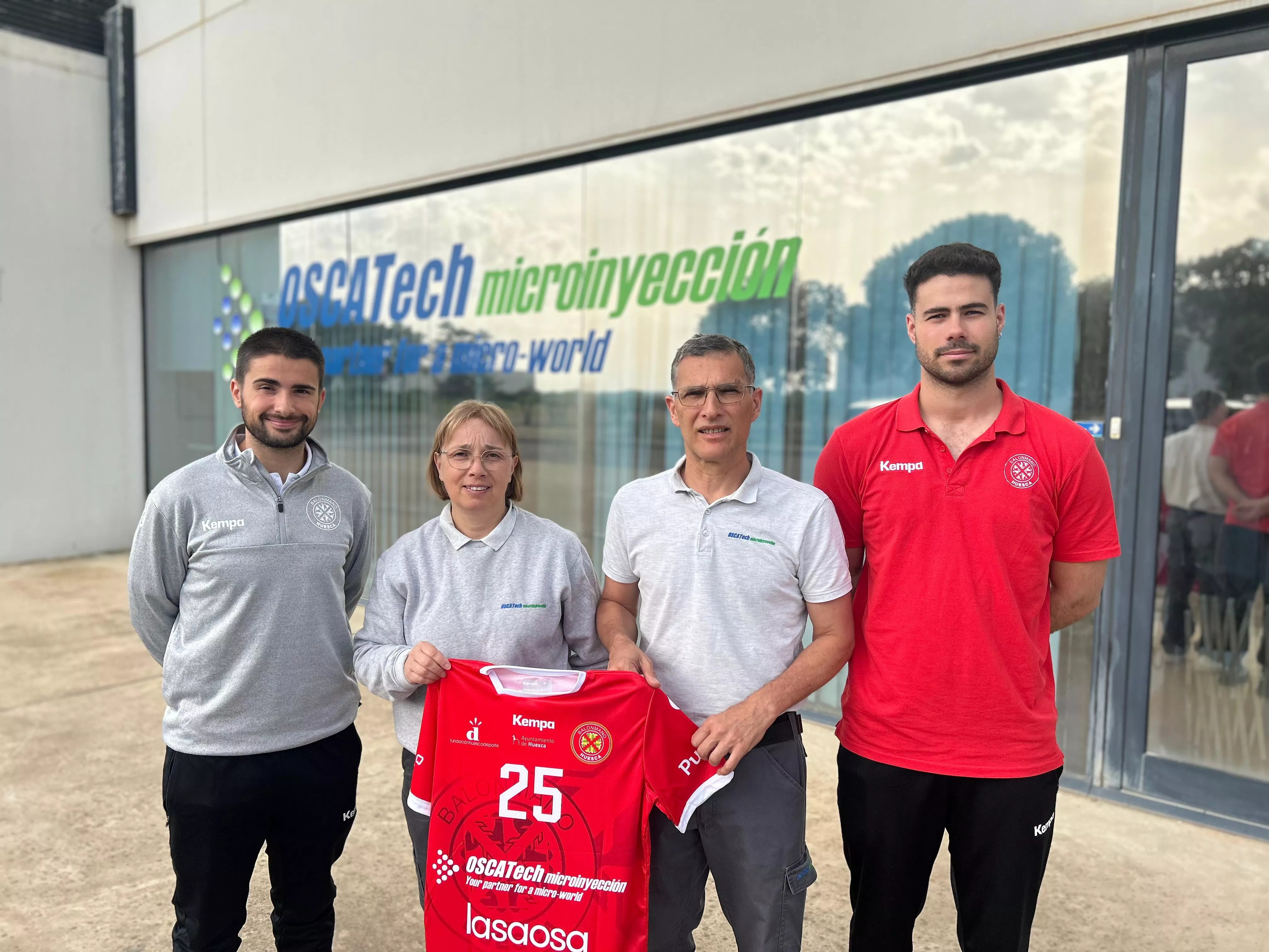 Álvaro Vergara (entrenador), Rosabel Pérez y Miguel Ángel Ramos (Oscatech, patrocinador) y Alejandro Porcel (capitán).