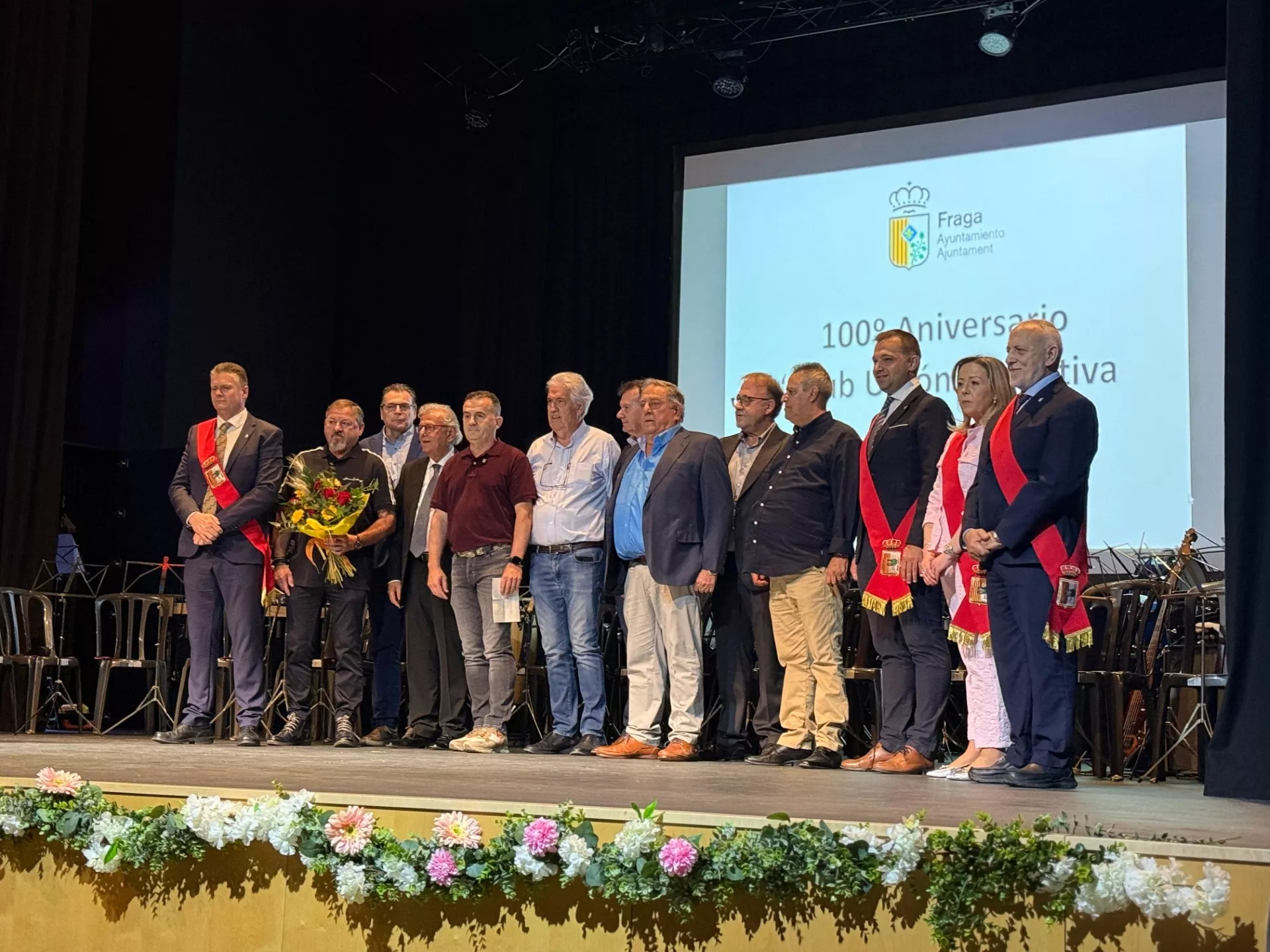 El alcalde Gramún con el presidente, Junta y expresidentes de la Unión Deportiva Fraga