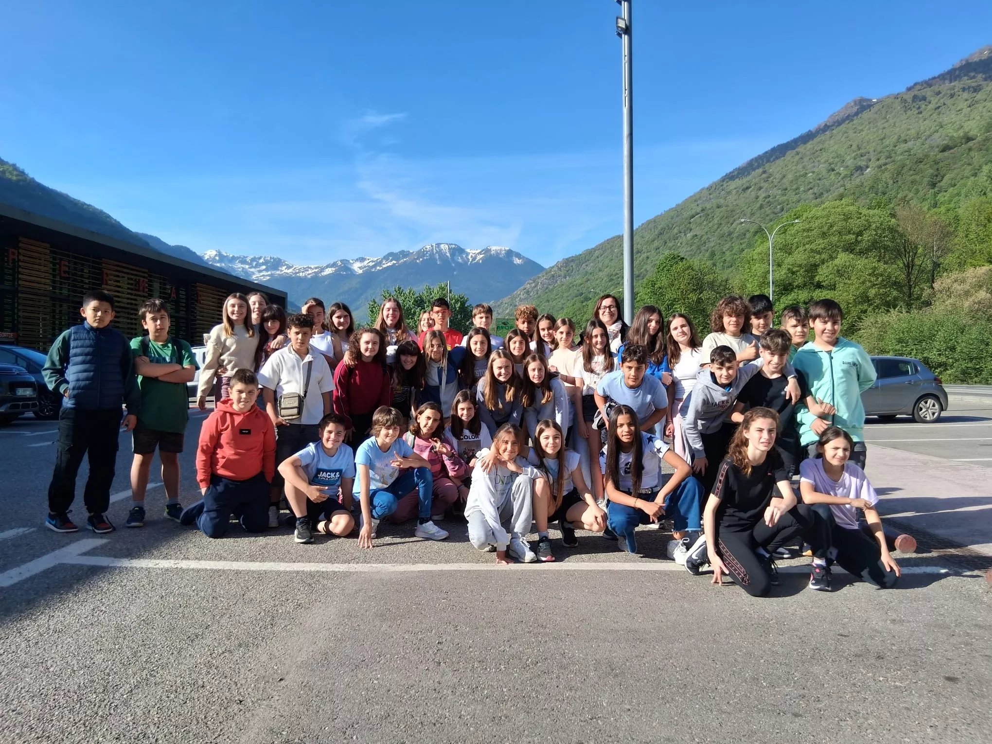 Escolares de Binéfar han partido este viernes hacia Francia con la alcaldesa.