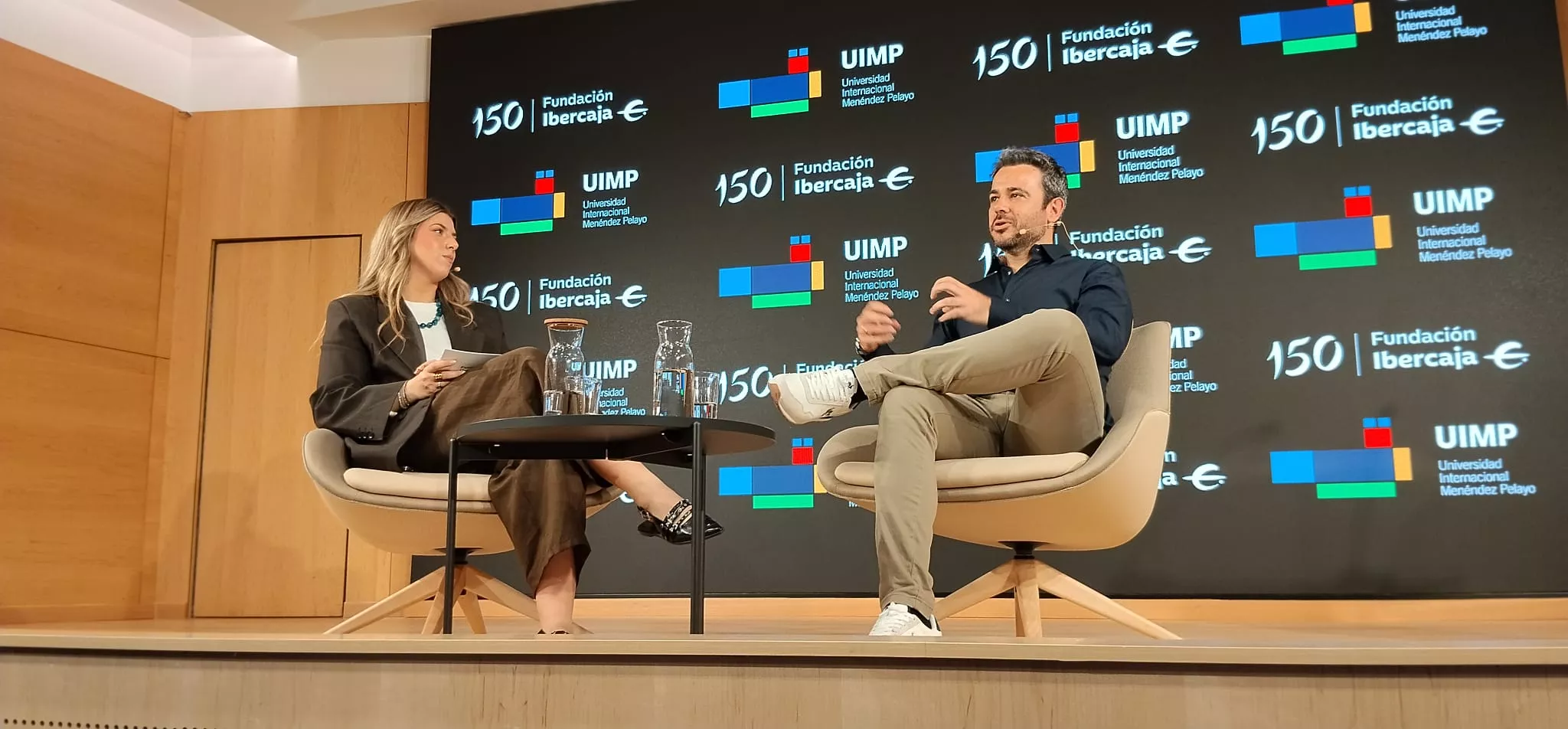 Carlos Monaj con María Puértolas en el Centro Cultural Fundación Ibercaja