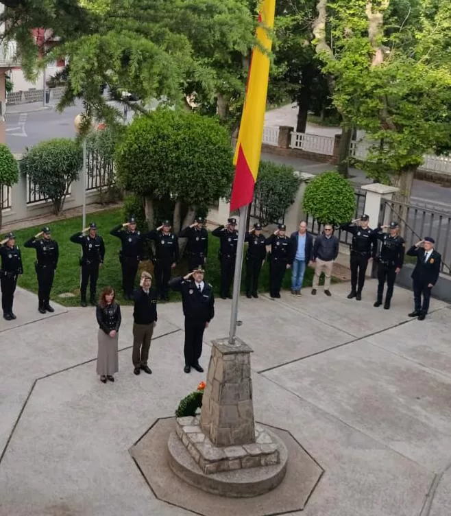 La Policía Local protagoniza el izado de bandera en la Subdelegación de Defensa de Huesca.