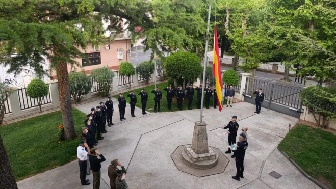 El acto mensual reúne a representantes institucionales y rinde homenaje a los caídos.