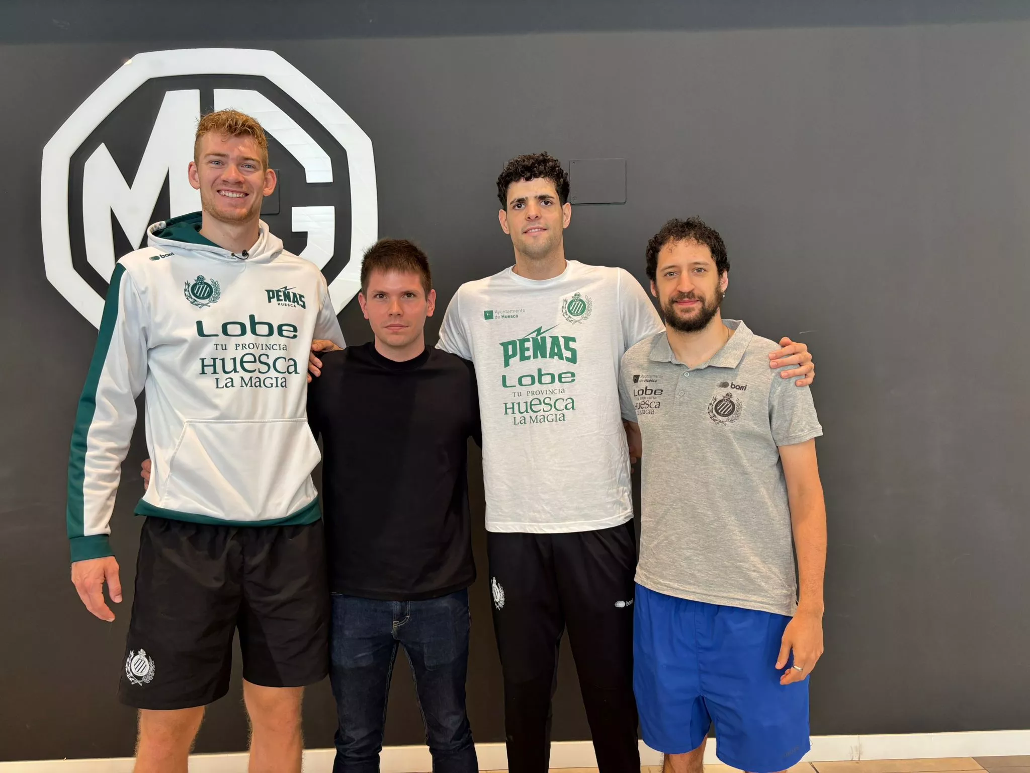 Jacco Fritz, Pablo Izcue, Pedro López Sanvicente y Santi Cerdán ante el Lobe Huesca La Magia Iraurgi