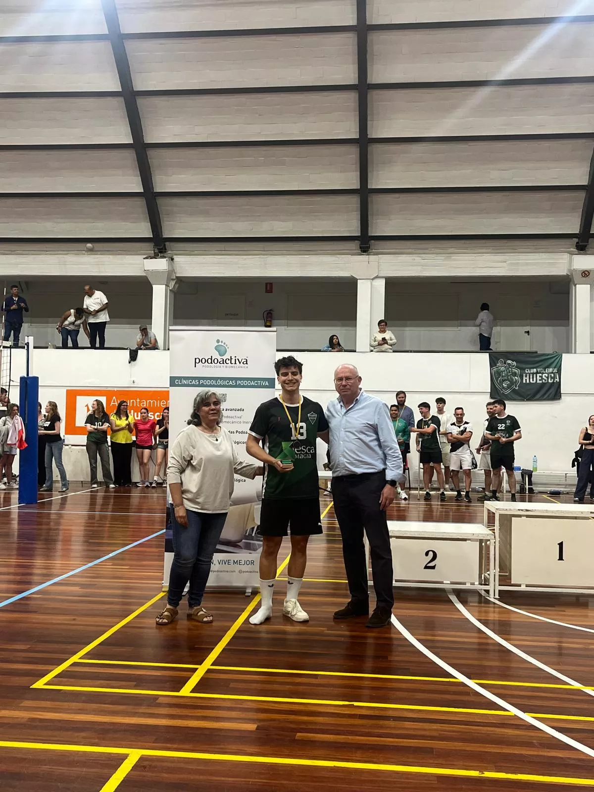 Entrega del trofeo al CV Huesca, tercer clasificado.