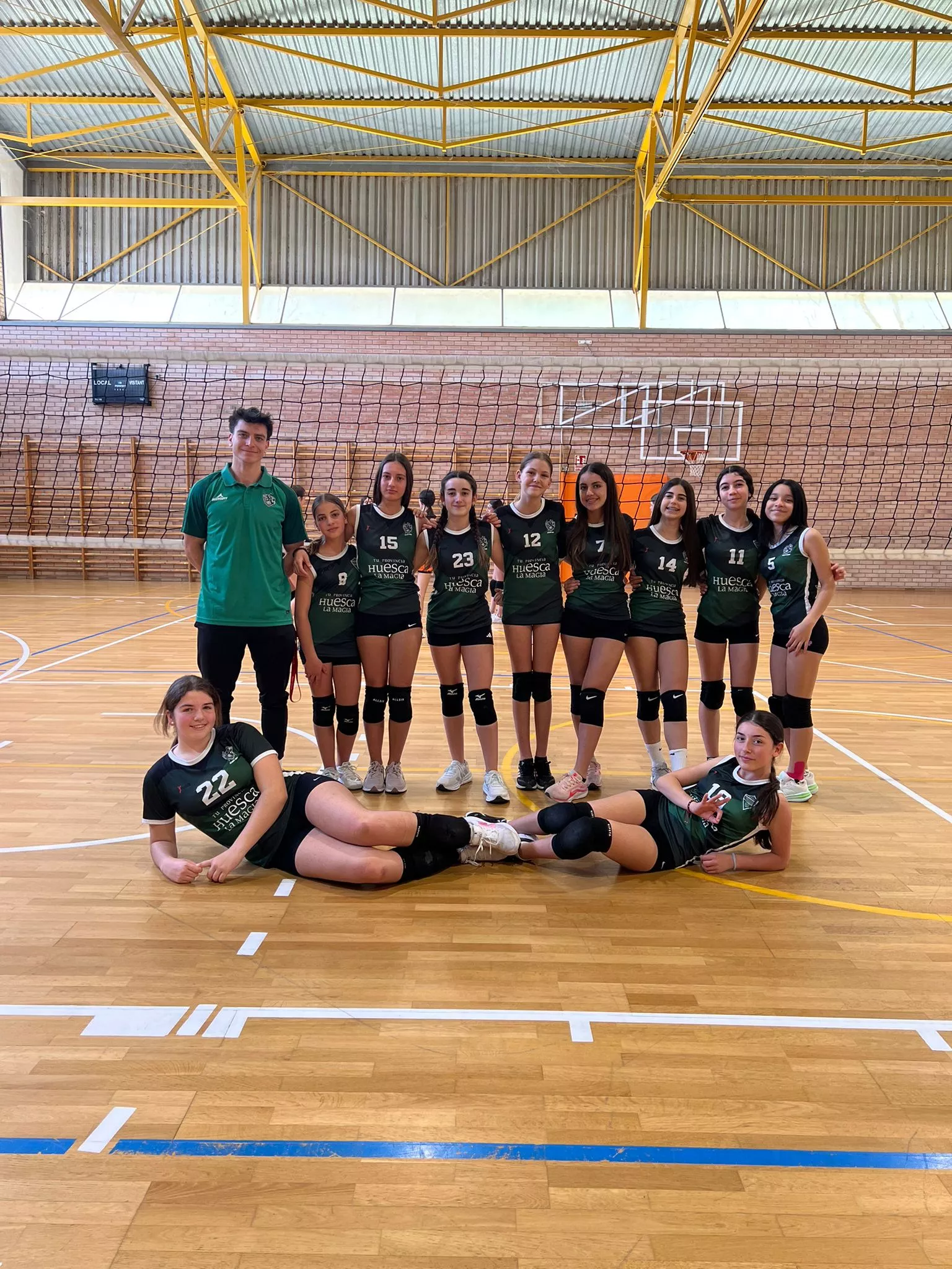 Equipo Infantil Blanco del CV Huesca.